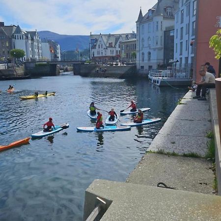 Free Parking Space, 2 Bed Room, Short Walk To Brosundet Alesund Exterior photo