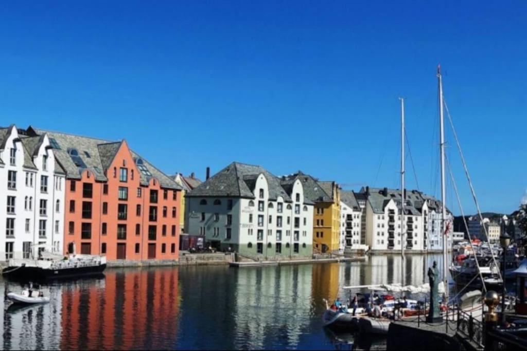 Free Parking Space, 2 Bed Room, Short Walk To Brosundet Alesund Exterior photo