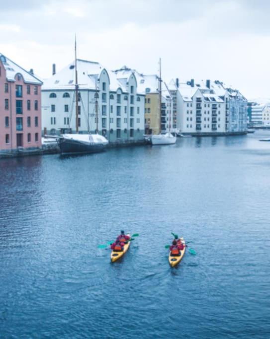 Free Parking Space, 2 Bed Room, Short Walk To Brosundet Alesund Exterior photo