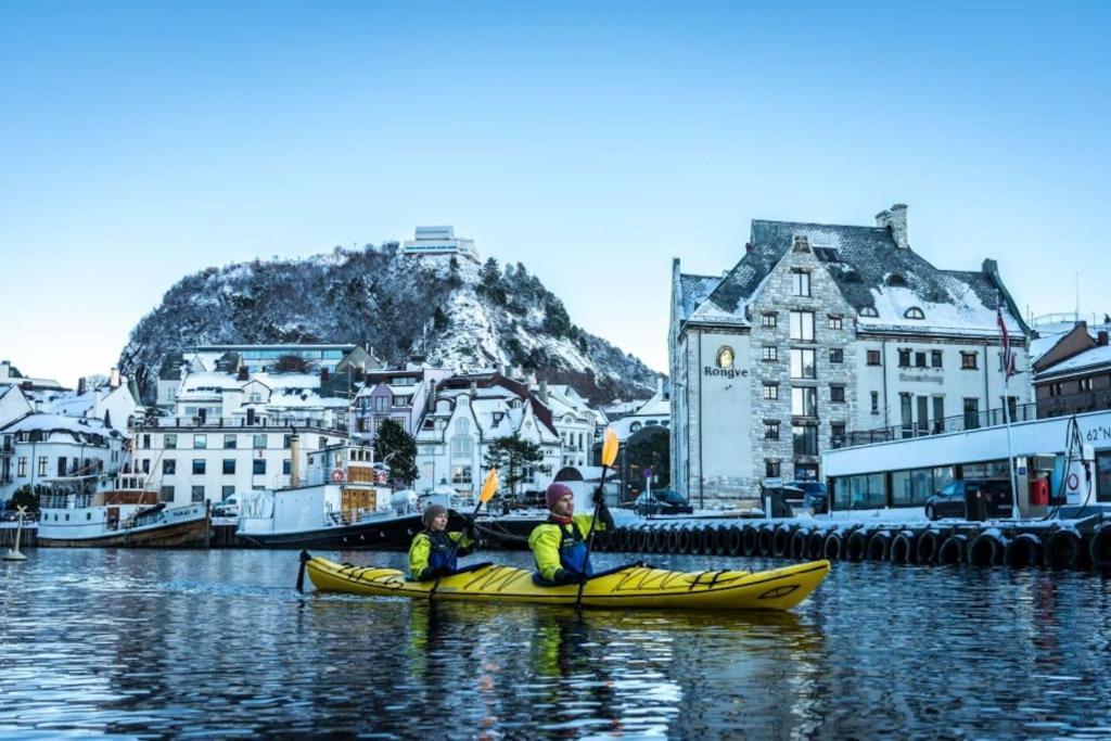 Free Parking Space, 2 Bed Room, Short Walk To Brosundet Alesund Exterior photo